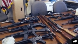 Tras arrestar a Neil Trescott, la policía de Maryland encontró armas en su casa, similares a las utilizadas en la matanza de Colorado.