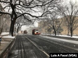 Cuadrillas limpian las calles de Washington, D.C. después que comenzara a nevar el miércoles, 20 de febrero de 2019.