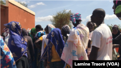 Hamidou Guigma sous un soleil de plomb espérant avoir des vivres pour sa famille, à Kongoussi, le 9 octobre 2019 (VOA/Lamine Traoré)