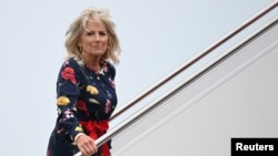 Ibu negara AS Jill Biden menaiki pesawat di Pangkalan Andrews, Maryland, 8 Juli 2021. (Foto: Jim Watson/Pool via Reuters)