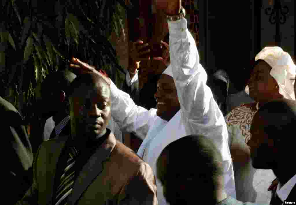 ប្រធានាធិបតីជាប់​ឆ្នោត​ហ្គំប៊ី&nbsp;Adama Barrow លើក​ដៃ​គ្រវី បន្ទាប់​ពីពិធី​ស្បថ​ចូល​កាន់​តំណែង​នៅ​ស្ថានទូត​ហ្គំប៊ី​ ក្នុង​ទីក្រុង​ដាកា ប្រទេស​សេណេហ្កាល់។