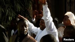 ប្រធានាធិបតី​ជាប់​ឆ្នោត​ហ្គំប៊ី លោក Adama Barrow បក់​ដៃ​ទៅ​អ្នក​គាំទ្រ​បន្ទាប់​ពី​បាន​ស្បថ​ចូល​តំណែង​នៅ​ស្ថានទូត​ហ្គំប៊ី​ប្រចាំ​ប្រទេស​សេណេហ្គាល់ កាលពី​ថ្ងៃទី១៩ ខែមករា ឆ្នាំ២០១៧។