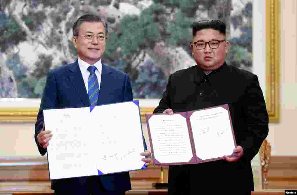 문재인 한국 대통령과 김정은 북한 국무위원장이 평양 백화원 영빈관에서 평양공동선언문 서명식을 한 후 포즈를 취하고 있다. 평양사진공동취재단. 