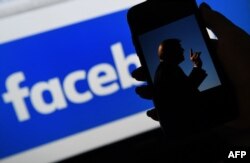 Ông Trump tiếp tục bị cấm trên Facebook.