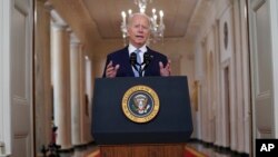 Prezidan Joe Biden pwononse yon diskou sou fen lage a nan Afghanistan nan Sal a Manje Ofisyel Mezon Blanch la, 31 Out, 2021.