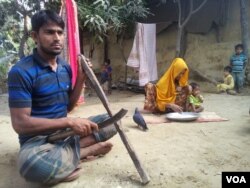 Rohingya refugee man Dil Mohammad, 30, with his wife and three of their children at a Rohingya colony in Cox's Bazar, Bangladesh. During military crackdown in Rakhine, Mohammad fled to Bangladesh with his family. He says he would never return to Myanmar. (S. Islam/VOA)