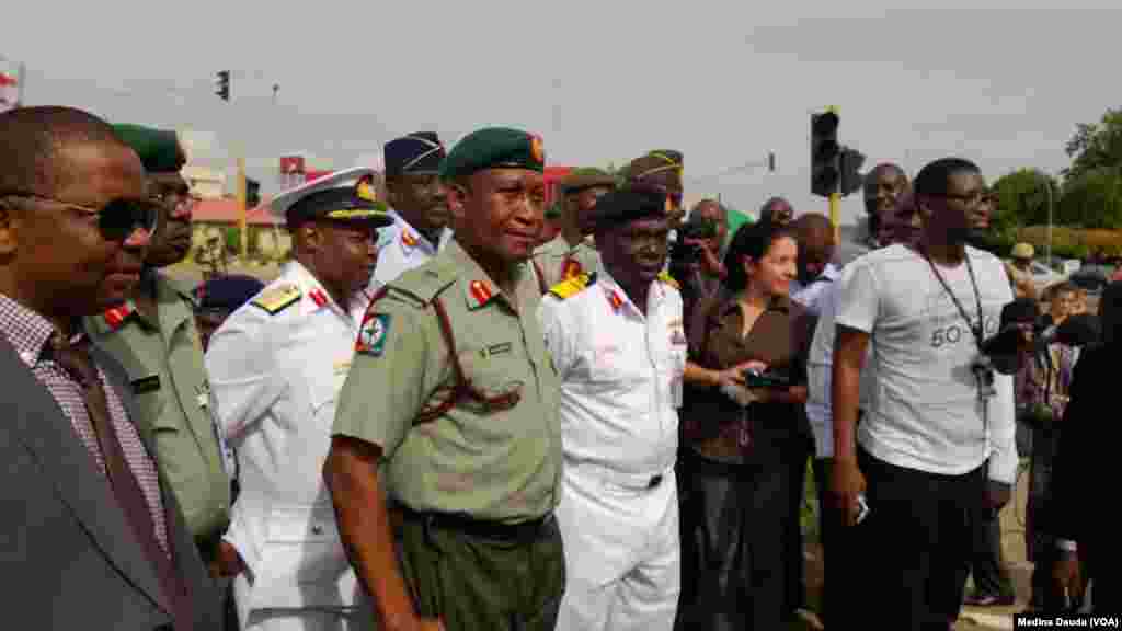 Manjo-janar Chris Olukolade da Rear Admiral E.O. Ogbor su na jawabi ga masu zanga-zanga yau talata a hedkwatar rundunar sojojin Najeriya a Abuja.