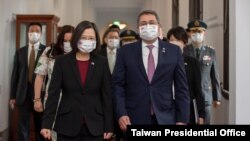 台湾总统蔡英文2021年11月13日在总统府会见洪都拉斯总统赫尔南德斯（Juan Orlando Hernández）（图片来源：台湾总统府）