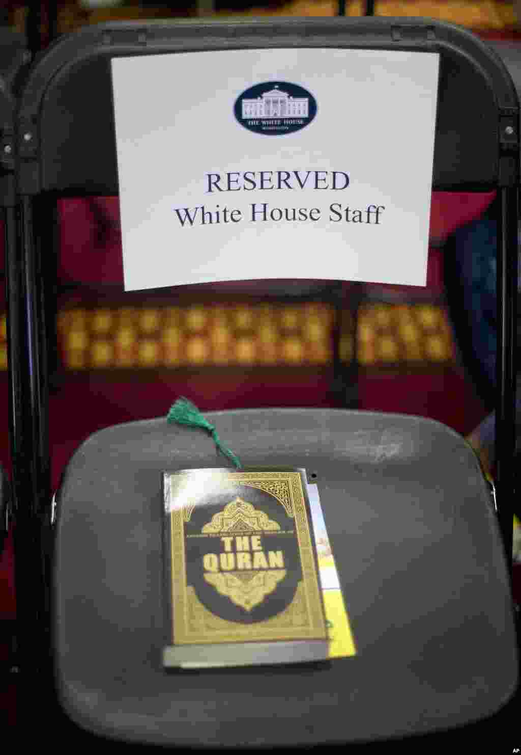 Sebuah kitab Al-Quran diletakkan pada tempat duduk bagi staf Gedung Putih yang mendampingi kunjungan Presiden Obama ke masjid Al-Rahmah.&nbsp;