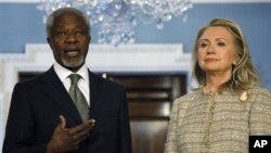 Menteri Luar Negeri AS Hillary Clinton dan utusan PBB-Liga Arab untuk Suriah Kofi Annan membuat pernyataan bersama di kantor Kementrian Luar Negeri AS, Washington DC (8/6).