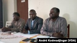 Max Loalngar, président de la Ligue tchadienne des droits de l'homme (à dr.), le 27 février 2020 à N'Djamena, au Tchad. (VOA/André Kodmadjingar)
