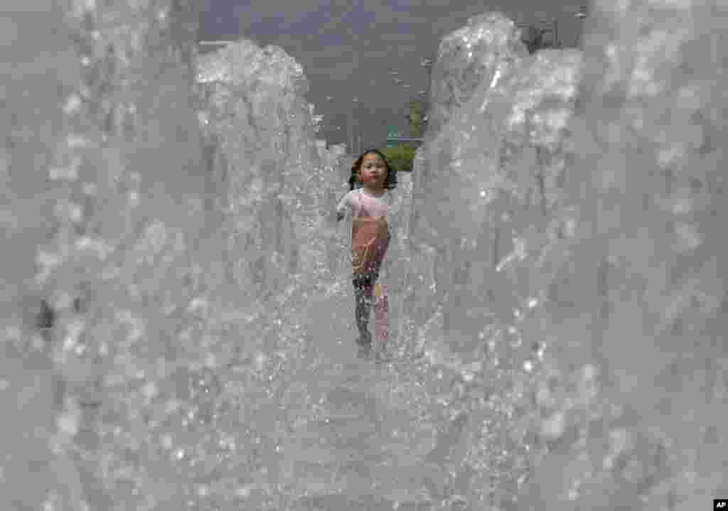 دویدن دختر بچه در میان فواره های آب بدلیل گرمای شدید در کره جنوبی