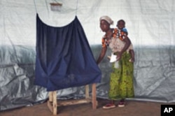 A Liberian woman casts her ballot during presidential elections at Klay town just outside the capital Monrovia, Liberia, November 8, 2011.