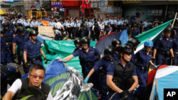 Policija uklanja barikade u hongkonškoj četvrti Mong Kok, 26. novembar 2014. 