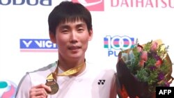 Son Wan-ho dari Korea Selatan berpose dengan medali emas setelah memenangkan laga final tunggal putra melawan Chen Long dari China pada turnamen bulu tangkis Malaysia Masters di Kuala Lumpur, 20 Januari 2019. (Foto: AFP)