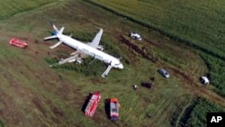 Pesawat A321 milik Ural Airlines Rusia melakukan pendaratan darurat di ladang jagung dekat Ramenskoye, di luar Moskow, Rusia, Kamis, 15 Agustus 2019. (Foto: RU-RTR/videograb)
