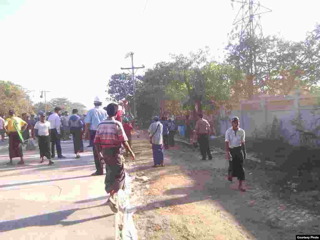 ဒညင္းကုန္းအလုပ္သမားသပိတ္ ၿဖိဳခြင္းခံရစဥ္ (ဓာတ္ပံု - ကိုဟန္၀င္းေအာင္)