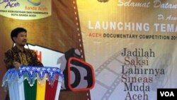 Prof.Kachung Marijan, Dirjen Kebudayaan Kemendiknas RI, membuka secara resmi kompetisi film dokumenter Aceh (ADC) 2014, di Banda Aceh, 30 Januari 2014 (VOA/Budi Nahaba).