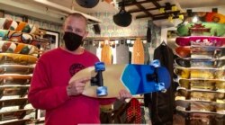 Salah satu pemilik Uncle Funkys Boards, Jeff Gaites, memegang Surfskate di dalam tokonya di Manhattan, New York 25 Maret 2021.