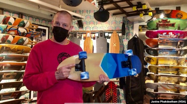 Salah satu pemilik Uncle Funkys Boards, Jeff Gaites, memegang Surfskate di dalam tokonya di Manhattan, New York 25 Maret 2021.