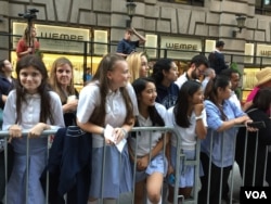 Catholic schoolgirls from the Dominican Academy and St. George Academy won a contest at their school to stand along the route, Sept. 24, 2015. (VOA / C. Presutti)