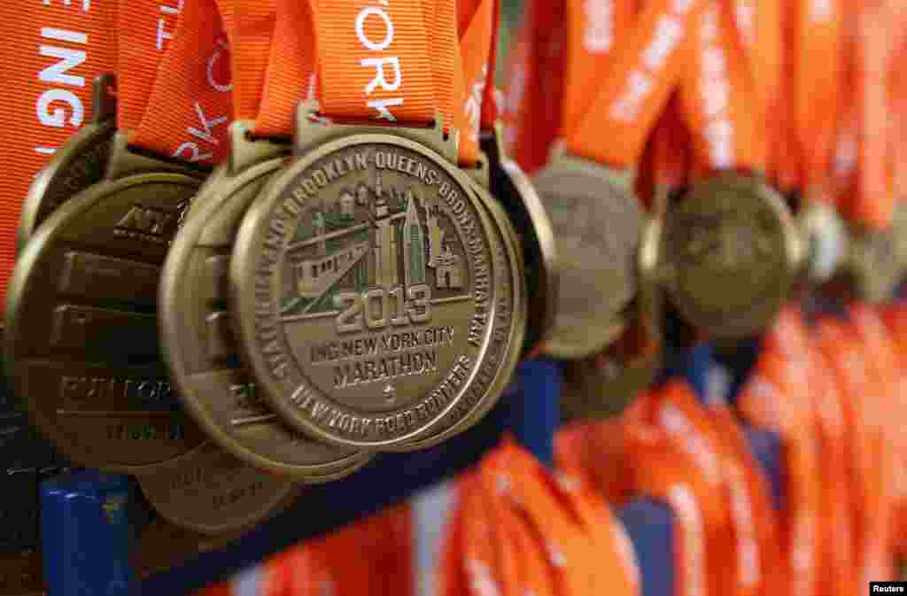 Medali-medali untuk para peserta maraton. (Reuters/Mike Segar)