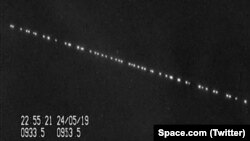 صفی از ماهواره های اسپیس‌اکس که توسط «مارکو لنگبروک»، ستاره شناس هلندی با دوربین ضبط شده است.