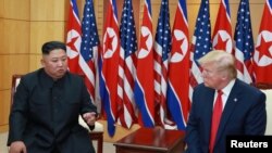 TT Mỹ Donald Trump đàm đạo với lãnh tụ Triều Tiên Kim Jong Un tại một cuộc gặp gỡ ở Bàn Môn Điếm ở khu phi quân sự chia cách hai miền bán đảo Triều Tiên ngày 30/6/2019. KCNA via REUTERS 