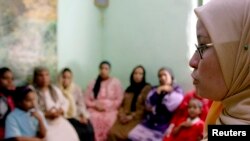 Seorang penyuluh di Minia, Mesir menasihati ibu-ibu agar tidak melakukan mutilasi kelamin terhadap anak perempuan mereka (foto: dok).