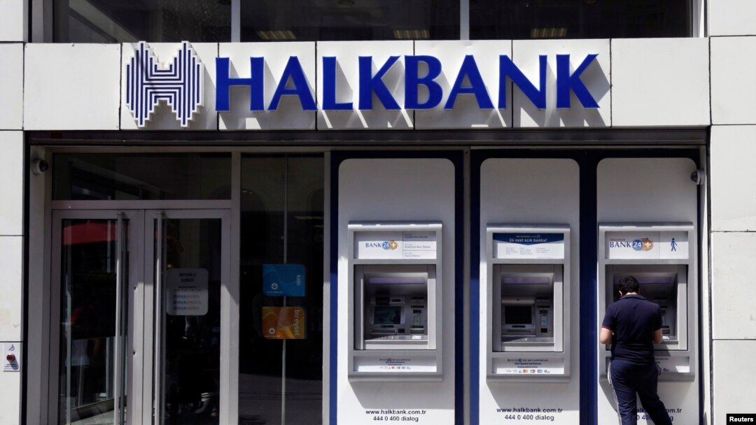 Mesin ATM di salah satu cabang Halkbank di Istanbul, Turki, 15 Agustus 2014. (Foto: dok).