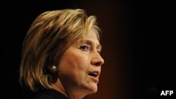 Ngoại trưởng Clinton nói bà cảm thấy phấn khởi trước sự đồng thuận của quốc tế ngày càng tăng chống lại sự hạn chế du hành đối với những người nhiễm HIV