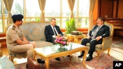 Presiden Mesir Mohammed Morsi (kanan), bertemu dengan PM Hesham Kandil (tengah) dan Menhan Letjen Abdel-Fattah el-Sissi (kiri) di Kairo (1/7). Presiden Morsi menolak ultimatum militer yang memberikan batas waktu 48 jam untuk penyelesaian perbedaan pandangan dengan para pemimpin oposisi.