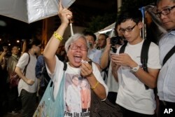 류샤오보의 사망을 애도하는 홍콩 주민이 13일 시내 중국정부 연락사무소 앞 분향소에서 오열하고 있다.