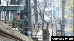 赵紫阳家的院牆上架起了一圈鐵絲網，武警警惕地注视着周围。(博讯照片)