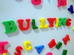 Tulisan "bullying" terlihat di sebuah papan. (Foto: Official Website)