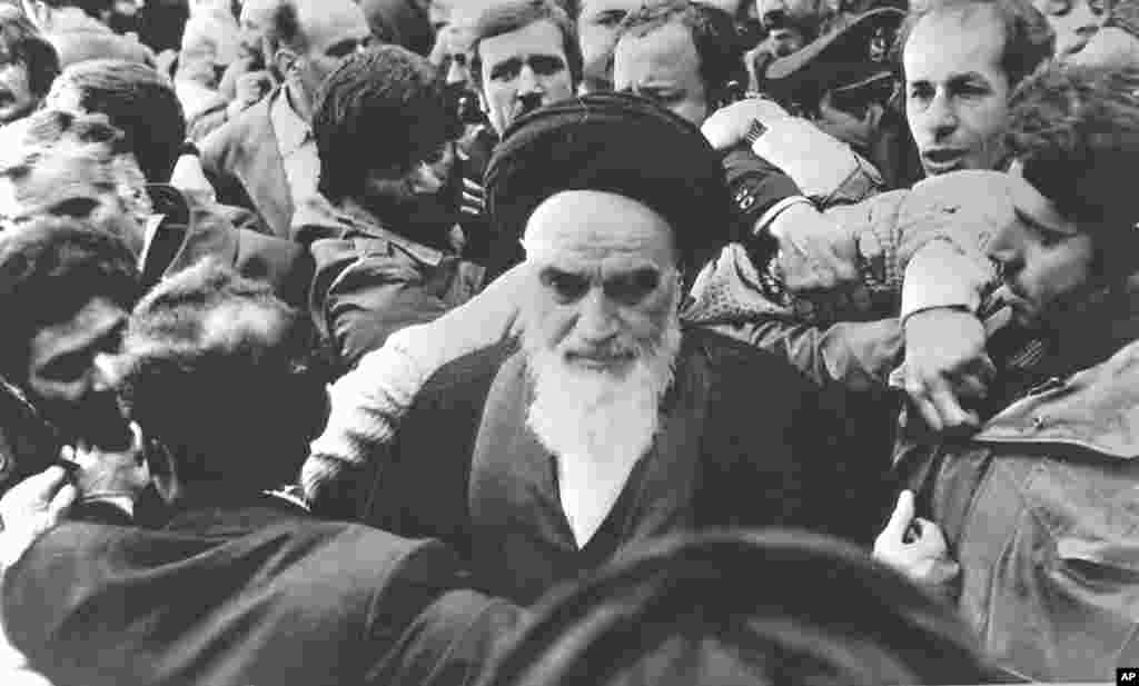 ازدحام هواداران آیت الله خمینی در فرودگاه، پس از سخنان وی در هنگام ورود به ایران – تهران، پنجشنبه ۱۲ بهمن ۱۳۵۷