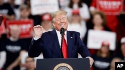 El presidente Donald Trump habla durante un acto de campaña en Hershey, Pennsylvania, el martes, 10 de diciembre de 2019.