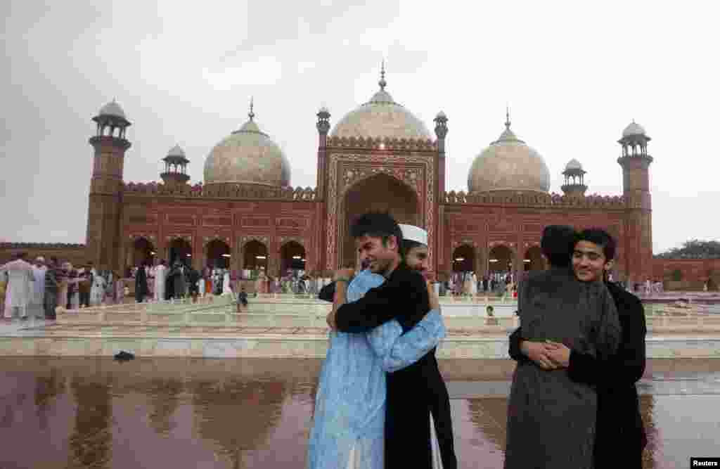 لاہور میں نماز عید کے بعد لوگ عید مل رہے ہیں۔