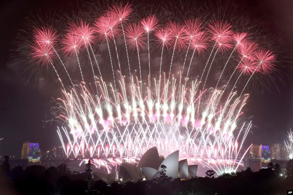 Los fuegos artificiales estallan sobre la ópera de Sydney en Australia, además del puente del puerto, mientras que las celebraciones del Año Nuevo están en curso. (Foto AP)