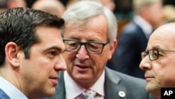 Greek PM Alexis Tsipras speaks with European Commission President Jean-Claude Juncker and French President Francois Hollande during a meeting of eurozone heads of state at the EU Council building in Brussels, July 12, 2015. 
