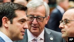 2015年7月12日布鲁塞尔： 希腊总理齐普拉斯(左)和欧盟委员会主席容克(中)和法国总统奥朗德交谈