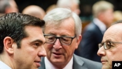 알렉시스 치프라스 그리스 총리(왼쪽)가 12일 유로존 정상회의에 참석한 장-클로드융커 유럽연합(EU) 집행위원장, 프랑소와 올랑드 프랑스 대통령과 대화하고 있다.