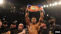 Le Britannique Anthony Joshua brandissant la ceinture mondiale des poids lourds IBF 