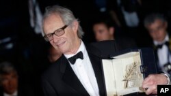 ຜູ້ກຳກັບ ທ່ານ Ken Loach ຕັ້ງທ່າໃຫ້ ບັນດານັກຖ່າຍ ໂດຍຖື ລາງວັນ the Palme d'Or ສຳັລັບ ຮູບເງົາຂອງທ່ານ "I, Daniel Blake" ໃນລະຫວ່າງການຖ່າຍຮູບ ຫຼັງຈາກພິທີມອບລາງວັນ ຢູ່ທີ່ມະຫະກຳຮູບເງົາ ນານາຊາດ ຄັ້ງທີ 69, ໃນເມືອງ Cannes, ຢູ່ທາງພາກໃຕ້ຂອງຝຣັ່ງ, ວັນທີ 22 ພຶດສະພາ 2016.