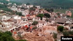 Rumah-rumah di kota Ludian, provinsi Yunnan roboh akibat gempa 6,1 skala Richter Minggu sore (3/8). 