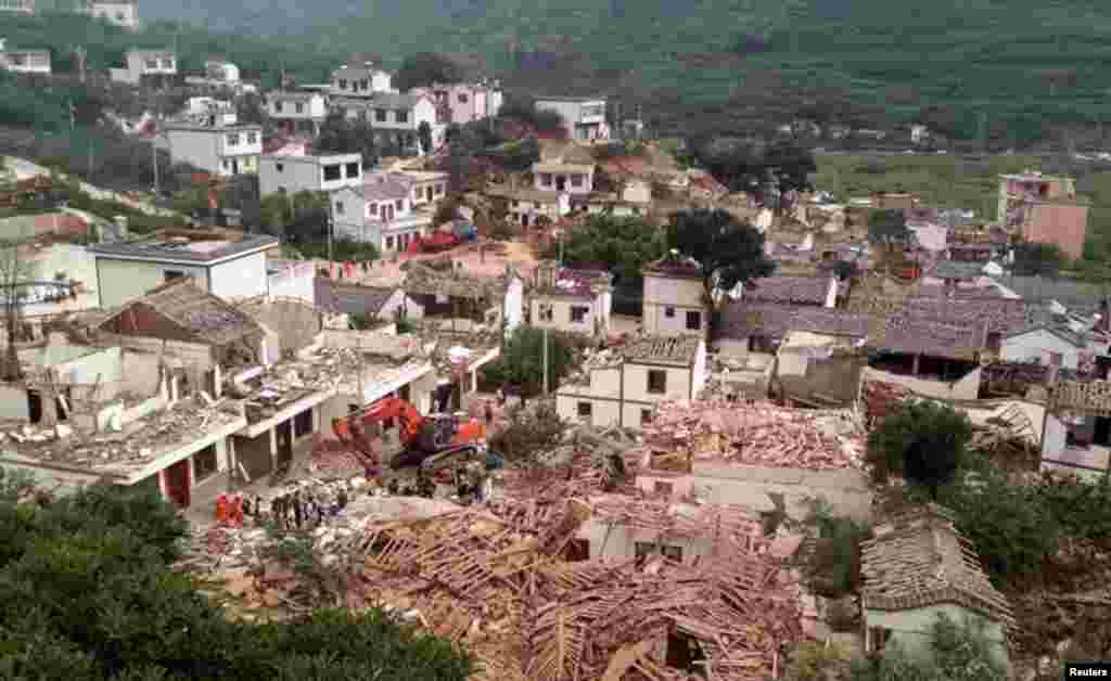 Quang cảnh những căn nhà bị sập sau vụ động đất ở huyện Lư&nbsp;Ðiền, tỉnh Vân Nam. 12 căn nhà&nbsp;đã bị sập sau trận&nbsp;động&nbsp;đất.