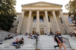 Beberapa mahasiswa duduk-duduk di tangga Perpustakaan Wilson di kampus Universitas North Carolina di Chapel Hill, North Carolina, 20 September 2018. (Foto: Reuters)