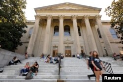 Beberapa mahasiswa duduk-duduk di tangga Perpustakaan Wilson di kampus Universitas North Carolina di Chapel Hill, North Carolina, 20 September 2018. (Foto: Reuters)