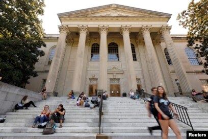 Beberapa mahasiwa sedang duduk-duduk di tangga Perpustakaan Wilson di kampus Universitas North Carolina di Chapel Hill, North Carolina, 20 September 2018. (Foto: Reuters)