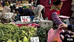 Suasana sebuah pasar tradisional di Beijing. Harga-harga bahan pangan pokok di Tiongkok mengalami kenaikan 14,8 persen bulan Juli lalu.